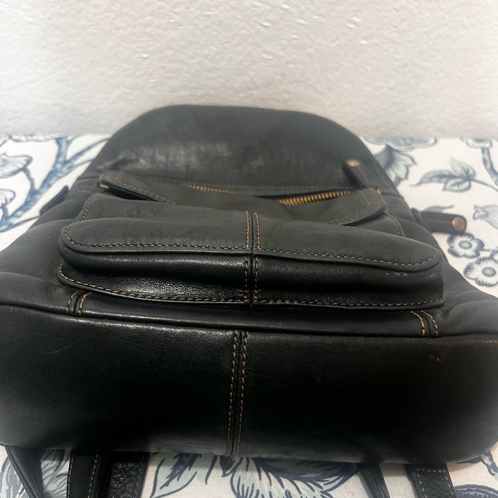 Fossil Leather purse Backpack In Green, Used Condition.Good and clean condition.